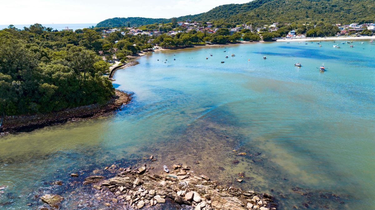 Vista de cima, Rio das Ostras mostra por que virou desejo de quem quer morar perto do mar sem abrir mão de estrutura urbana (Foto: Pexels)