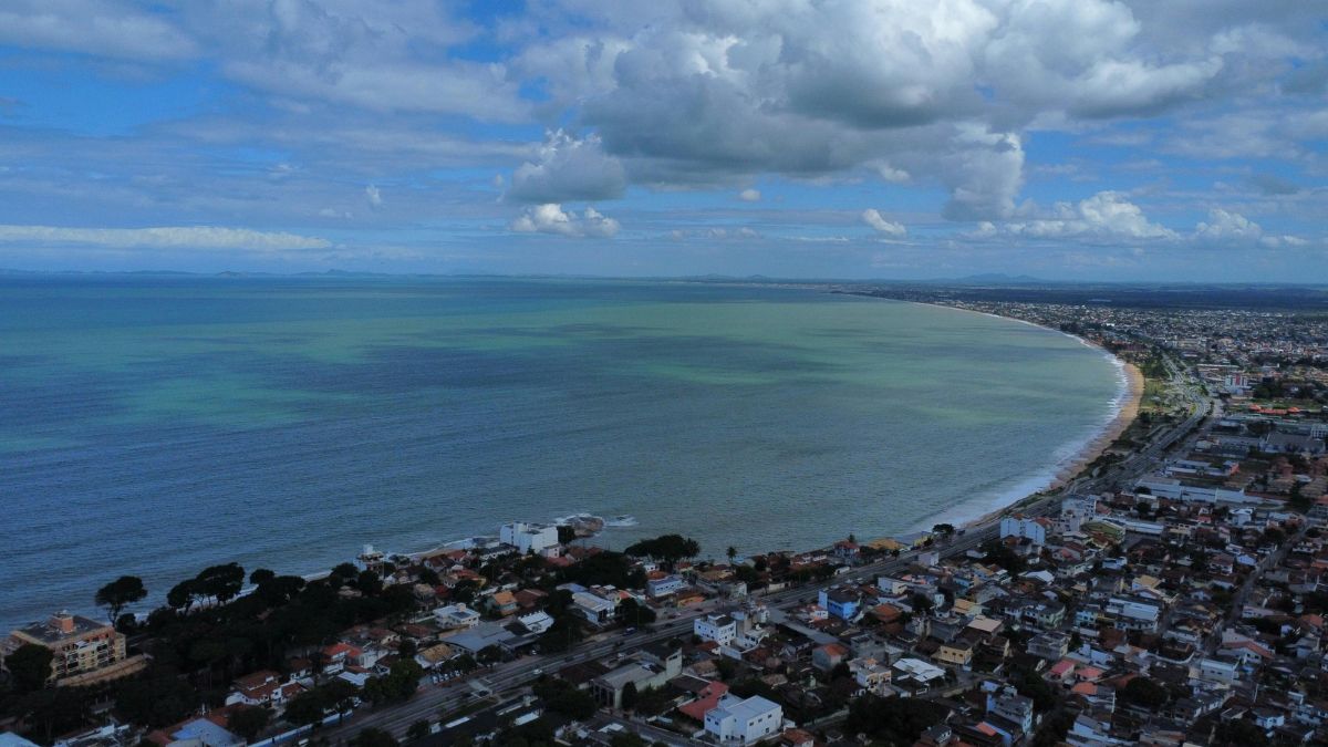 Entre praias tranquilas e áreas urbanas em expansão, Rio das Ostras se consolida como um dos destinos mais procurados da Região dos Lagos (Foto: Pexels)