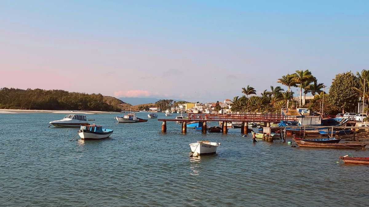 Costazul é uma das áreas mais conhecidas de Rio das Ostras e ajuda a explicar o encanto da cidade entre moradores e turistas (Foto: Pexels)
