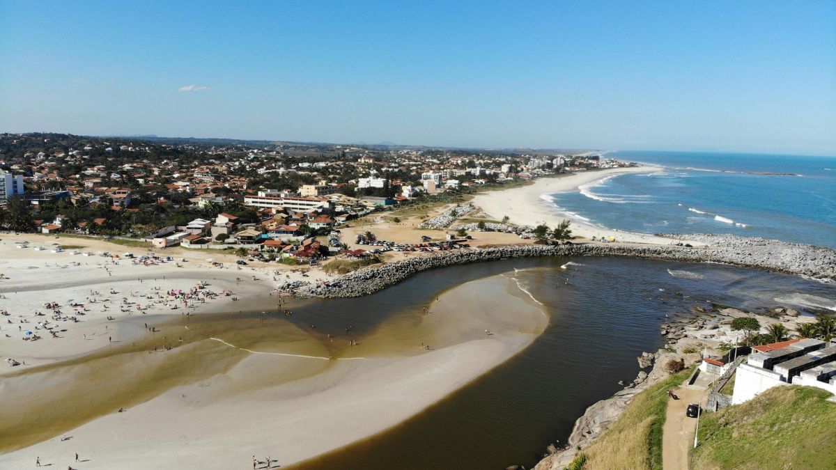 A vista aérea ajuda a dimensionar a combinação que mais atrai novos moradores: praia, cidade e espaço para viver com mais calma (Foto: Pexels)