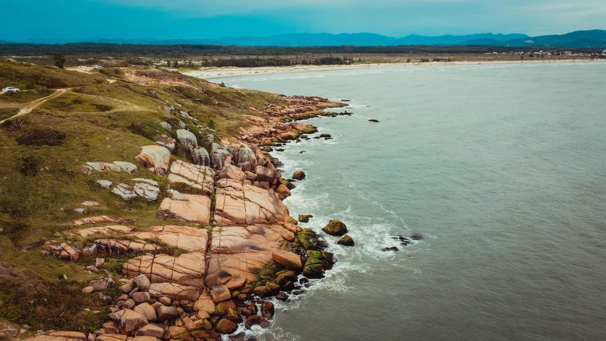 No fim do dia, a Praia do Centro revela uma Rio das Ostras mais calma, com cenário ideal para passeios à beira-mar (Foto: Pexels)