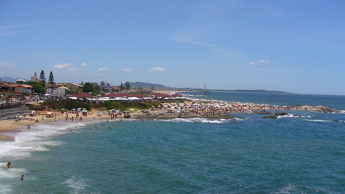 A Praia do Mar do Norte mostra que Rio das Ostras tem opções para diferentes estilos de visitantes, dos mais tranquilos aos esportivos (Foto: Wikimedia Commons/Leandro Neumann Ciuffo)