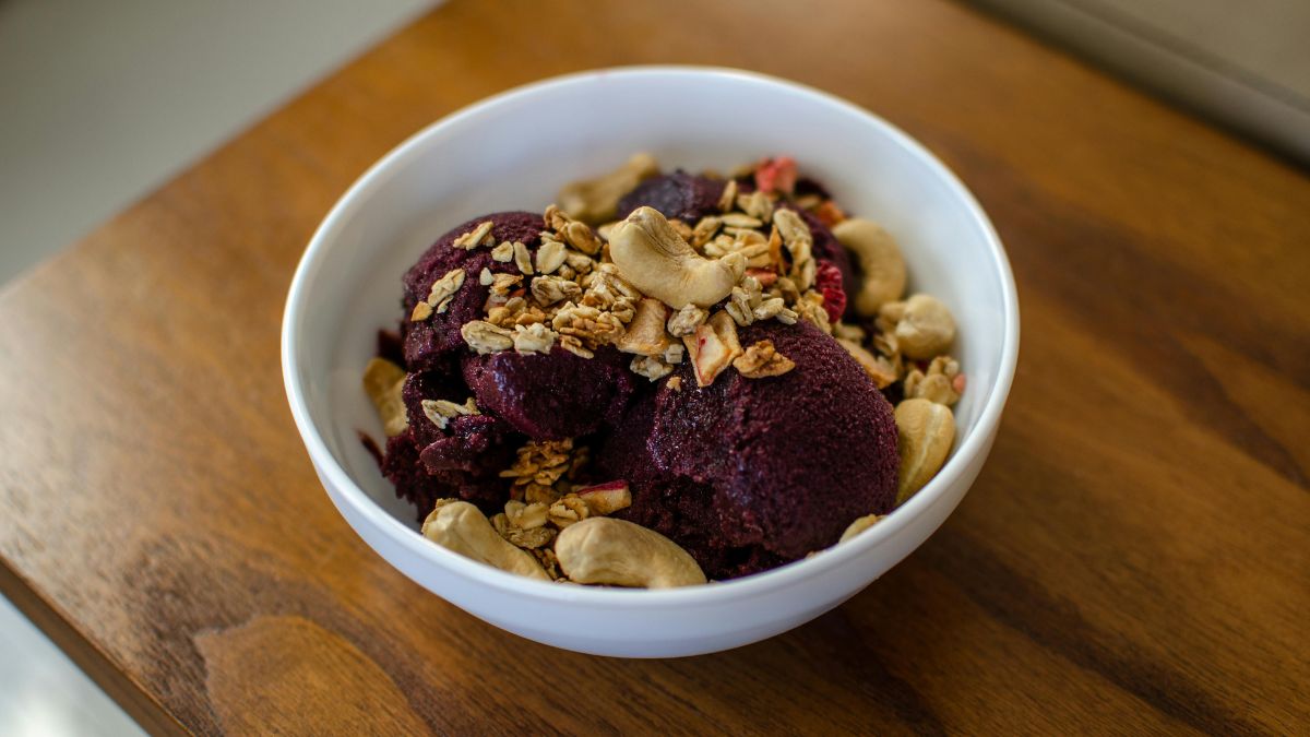 Em várias regiões do Brasil, o açaí ficou famoso como sobremesa gelada, geralmente servido com frutas, granola e mel (Foto: Pexels)