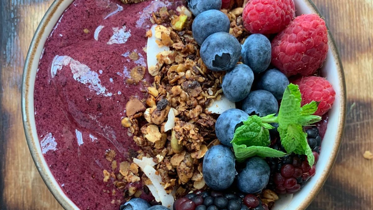 A versão com acompanhamentos popularizou o açaí fora da Amazônia, mas a fruta também tem consumo tradicional em preparos salgados (Foto: Pexels)