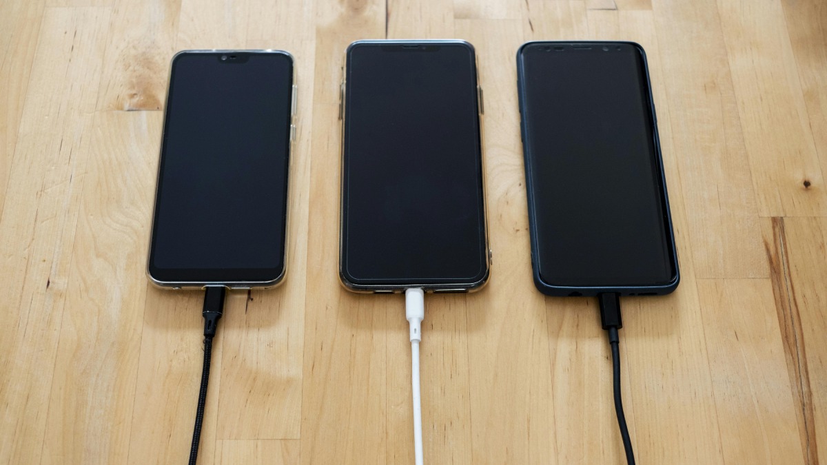 Além do dano material, há um risco real à vida que tem crescido de forma alarmante: o uso de celulares na tomada. Dados recentes do Anuário Estatístico da Abracopel revelam que acidentes com carregadores de celular deixaram de ser raridade. (Fotos: Pexels)
