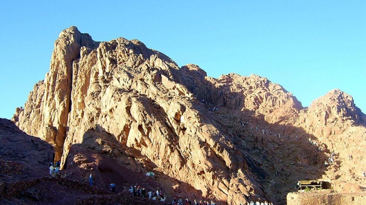 A formação rochosa do Monte Sinai ajuda a explicar por que o local também atrai viajantes em busca de aventura e paisagens desértica (Foto: Wikimrdia Commons/Tamerlan)
