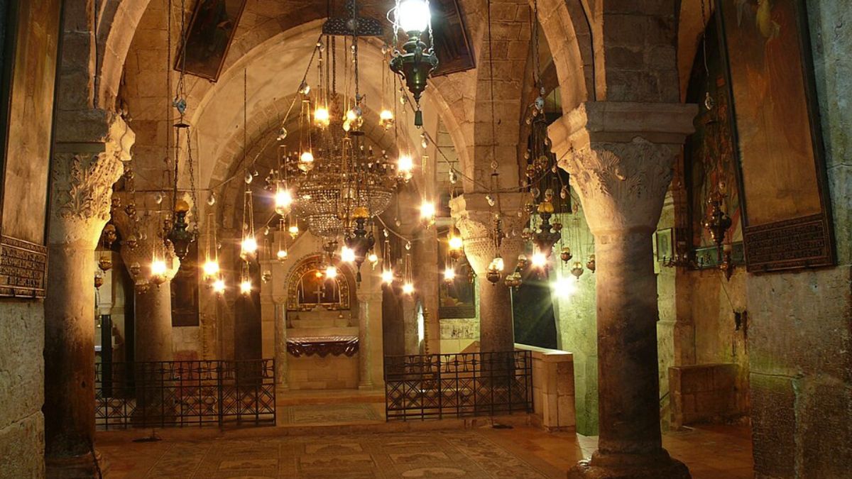 O interior da Igreja do Santo Sepulcro reúne símbolos, capelas e tradições de diferentes comunidades cristãs (Fonte: Pexels)