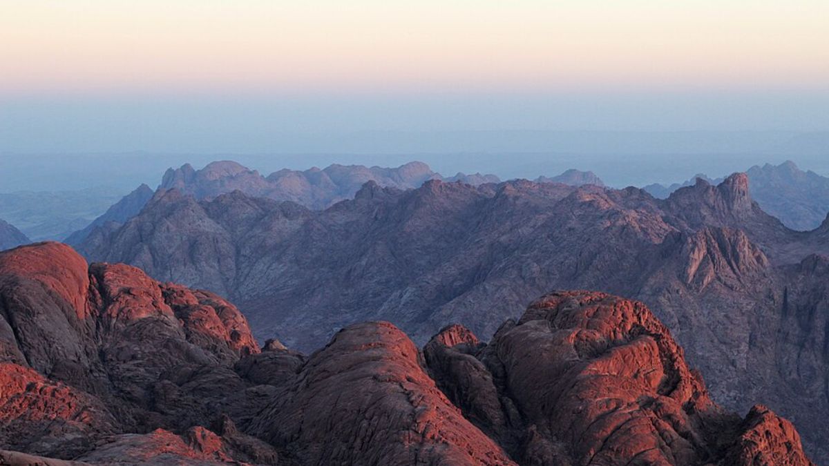Muitos visitantes sobem o Monte Sinai durante a madrugada para ver o nascer do sol do alto da montanha (Fonte: Wikimedia Commons/Ibrahim El-Mezayen)