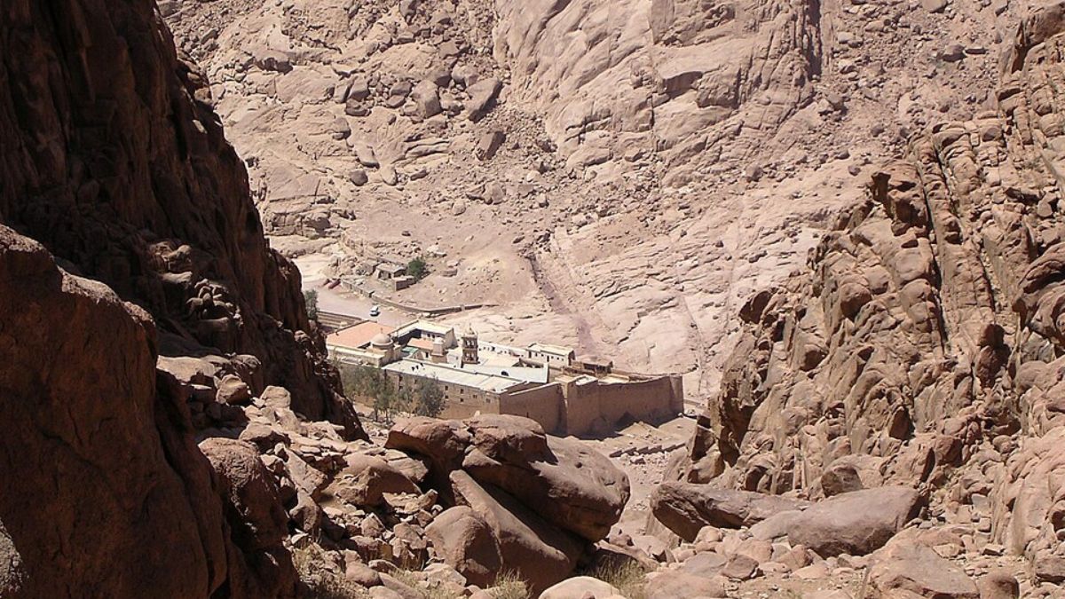 O Mosteiro de Santa Catarina fica aos pés do Monte Sinai e é uma das referências religiosas mais conhecidas da região (Fonte: Wikimedia Commons/Wilson44691)