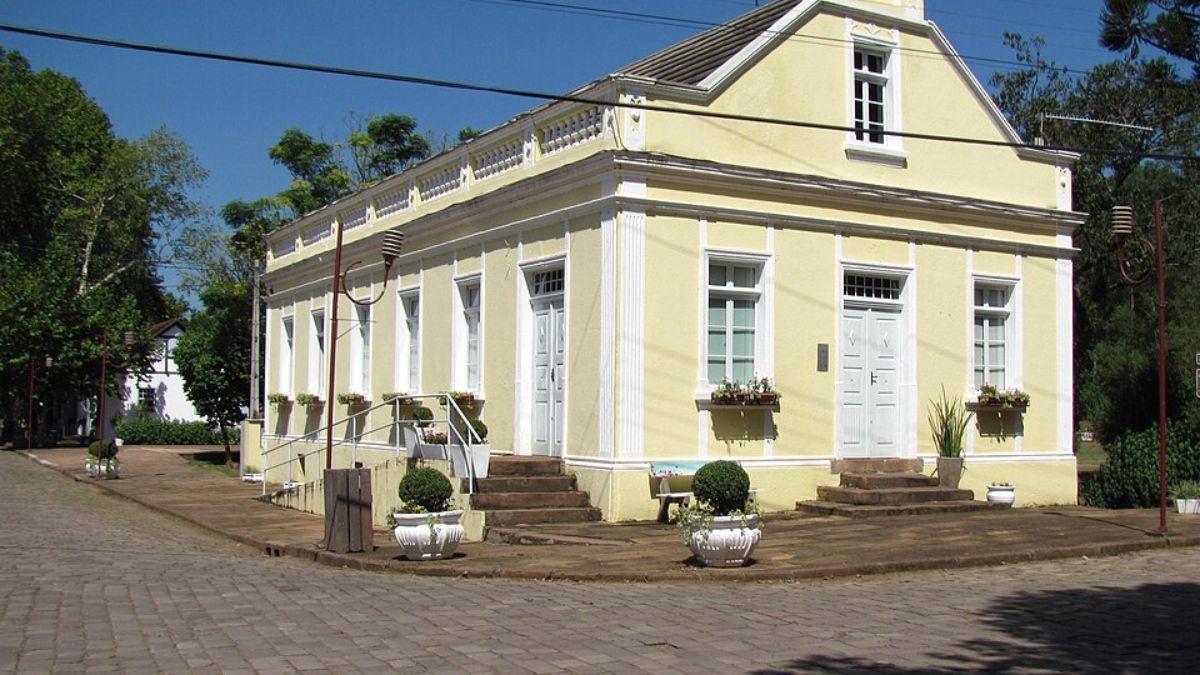 A técnica enxaimel, trazida por imigrantes alemães, ainda marca a paisagem de Ivoti e atrai visitantes interessados em história e cultura (Foto: Wikimedia Commons/Paulo rsmenezes)