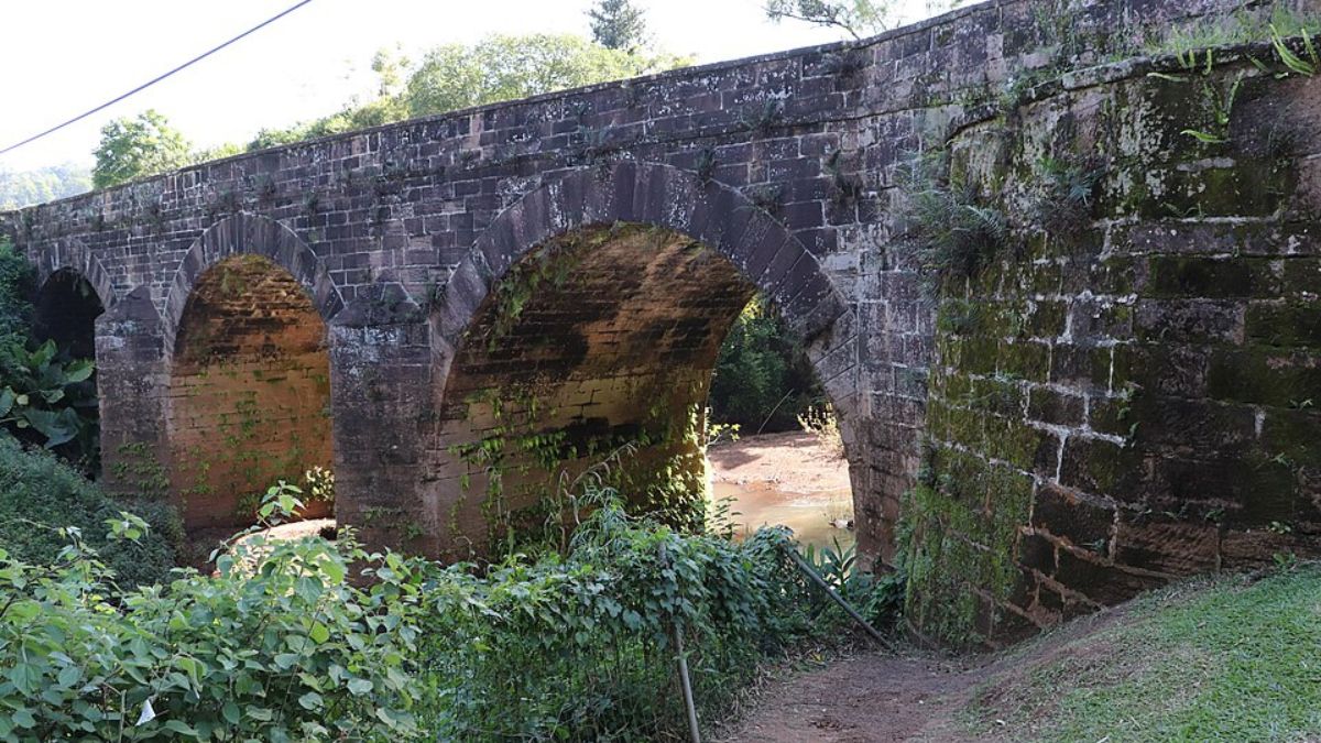 A estrutura em pedra é uma das construções históricas mais fotografadas da cidade (Foto: Wikimedias Commons/Luciano Rodegher)