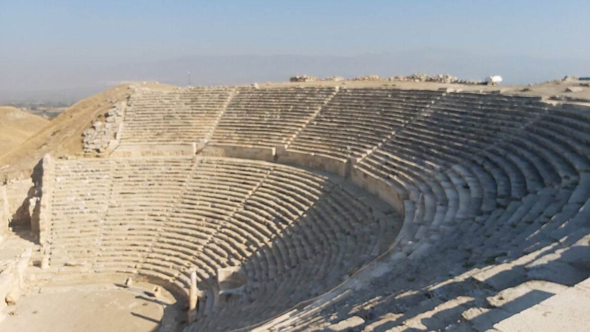 O teatro Oeste de Laodiceia ajuda a revelar como os espaços de espetáculo também funcionavam como centros de memória e cultura (Foto: Wikimedia Commons/Basak)