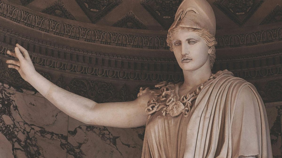 Representações de Atena costumam trazer símbolos ligados à sabedoria, à guerra estratégica e aos ofícios manuais (Foto: Pexels)