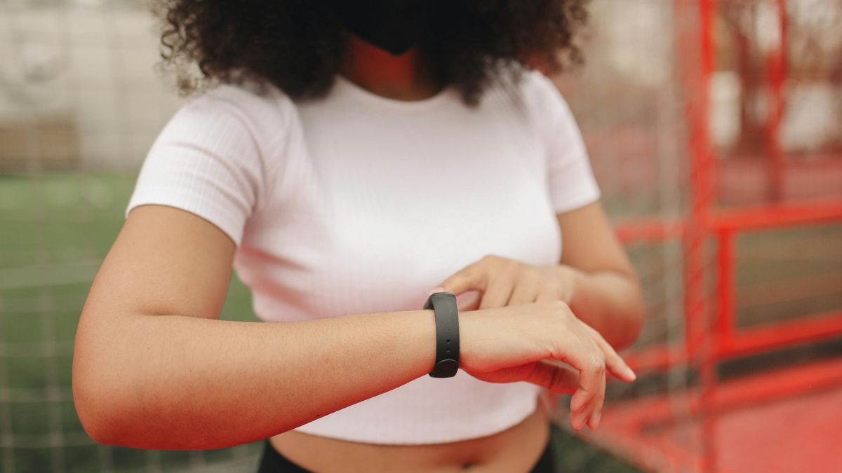 Tecnologia, hidratação e acessórios simples podem transformar o treino em uma rotina mais confortável (Foto: Pexels)