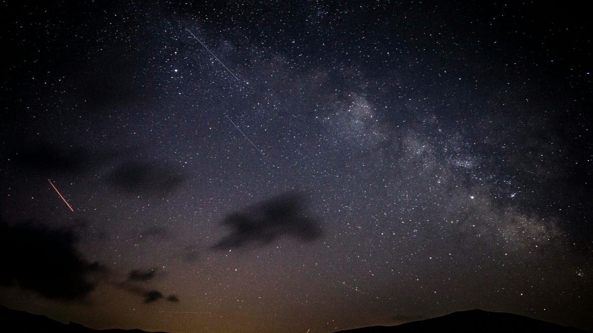 A Eta Aquáridas fica mais interessante antes do amanhecer, quando o radiante aparece mais alto no céu (Foto: Pexels)