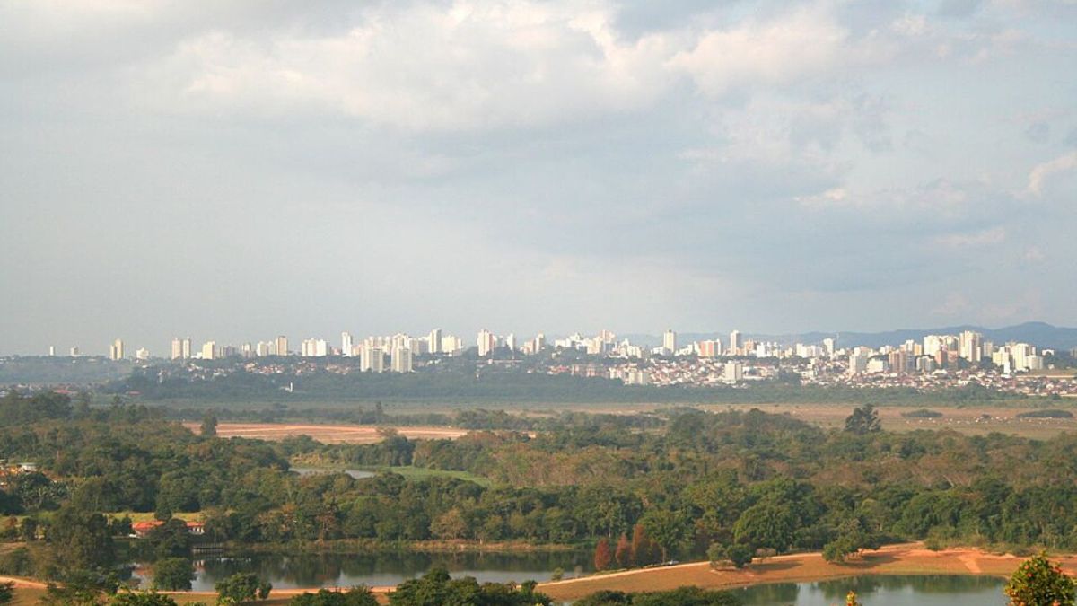 A ligação da cidade com a aviação aparece até na paisagem local, marcada por hangares, pistas e aeronaves de fabricação brasileira (Foto: Wikimedia Commons/ Loco085)