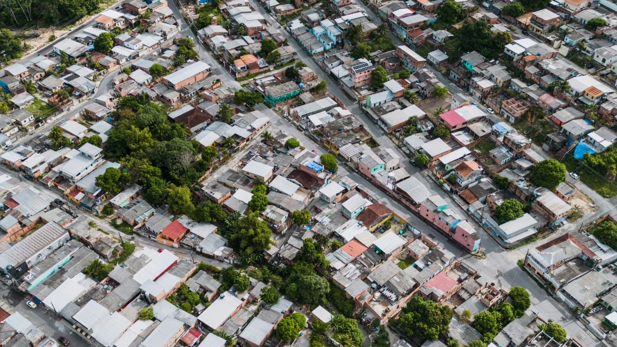 Vista do alto, São José dos Campos mostra o equilíbrio entre expansão urbana, áreas verdes e um forte polo industrial (Foto: Pexels)