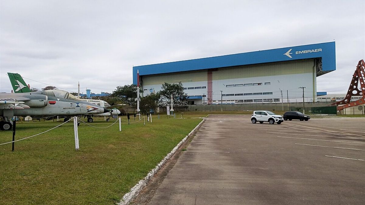A presença da Embraer ajuda a explicar por que São José dos Campos ganhou fama nacional quando o assunto é aviação e tecnologia (Foto: Wikimedia Commons/Vrsooo)