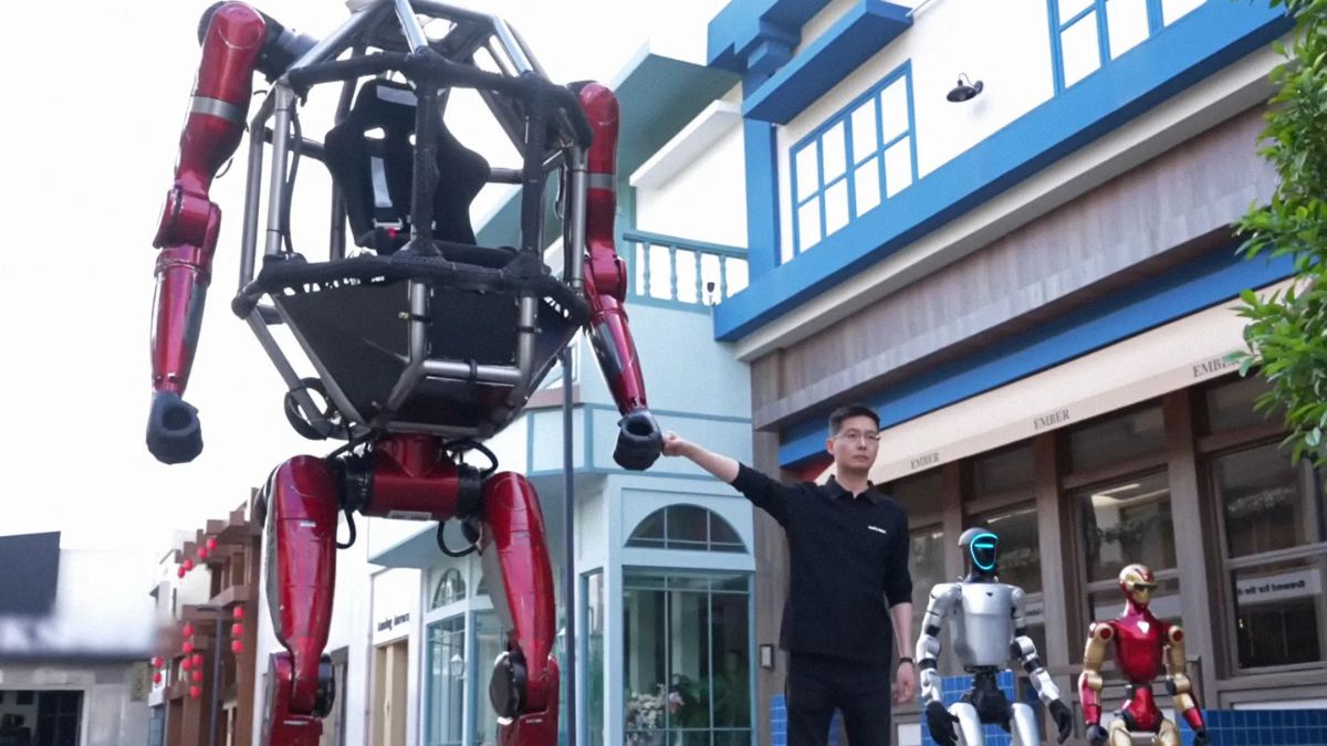 A postura do robô ajuda a explicar por que o modelo foi rapidamente comparado a máquinas vistas em filmes e animes (Foto: Divulgação/Unitree Robotics)