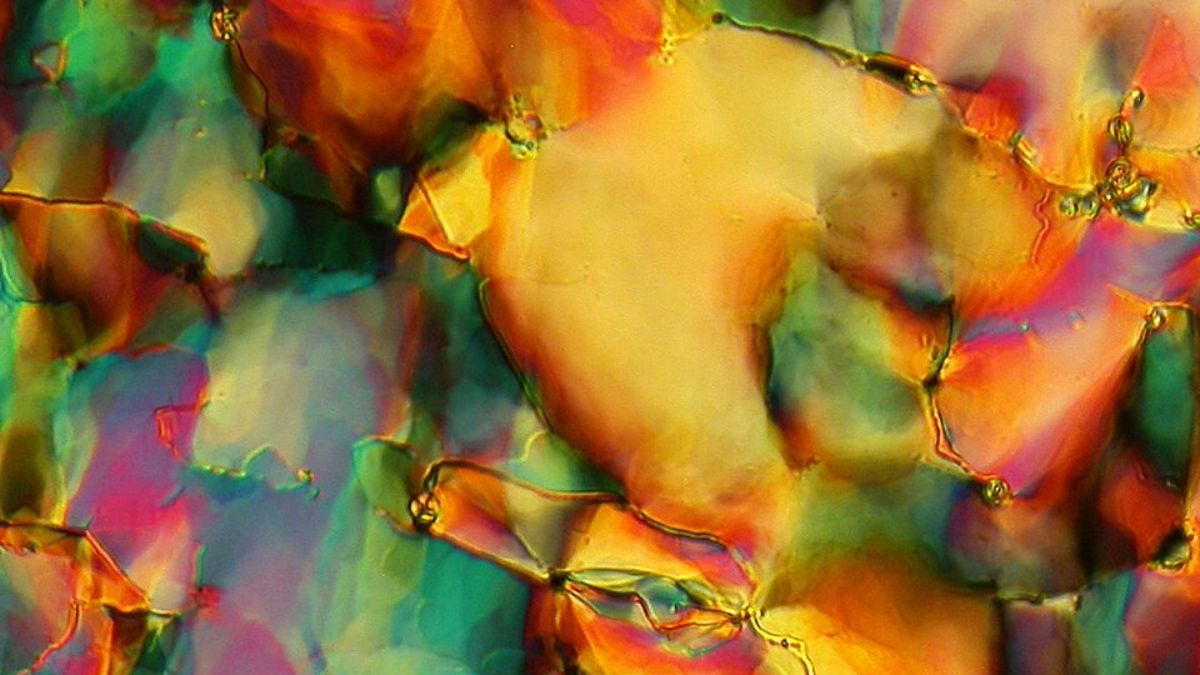 Embora seja uma imagem modificada digitalmente, ela ilustra bem o apelo visual de estruturas microscópicas ligadas à física dos materiais (Foto: Wikimedia Commons/ Alexprague)