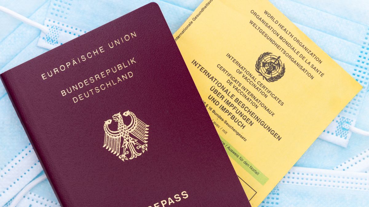 O passaporte europeu sempre foi o atalho do brasileiro para entrar nos EUA sem visto. Agora, um impasse sobre o compartilhamento de dados pode fechar essa porta em 2026 e acabar com o benefício. Reprodução/Canvas