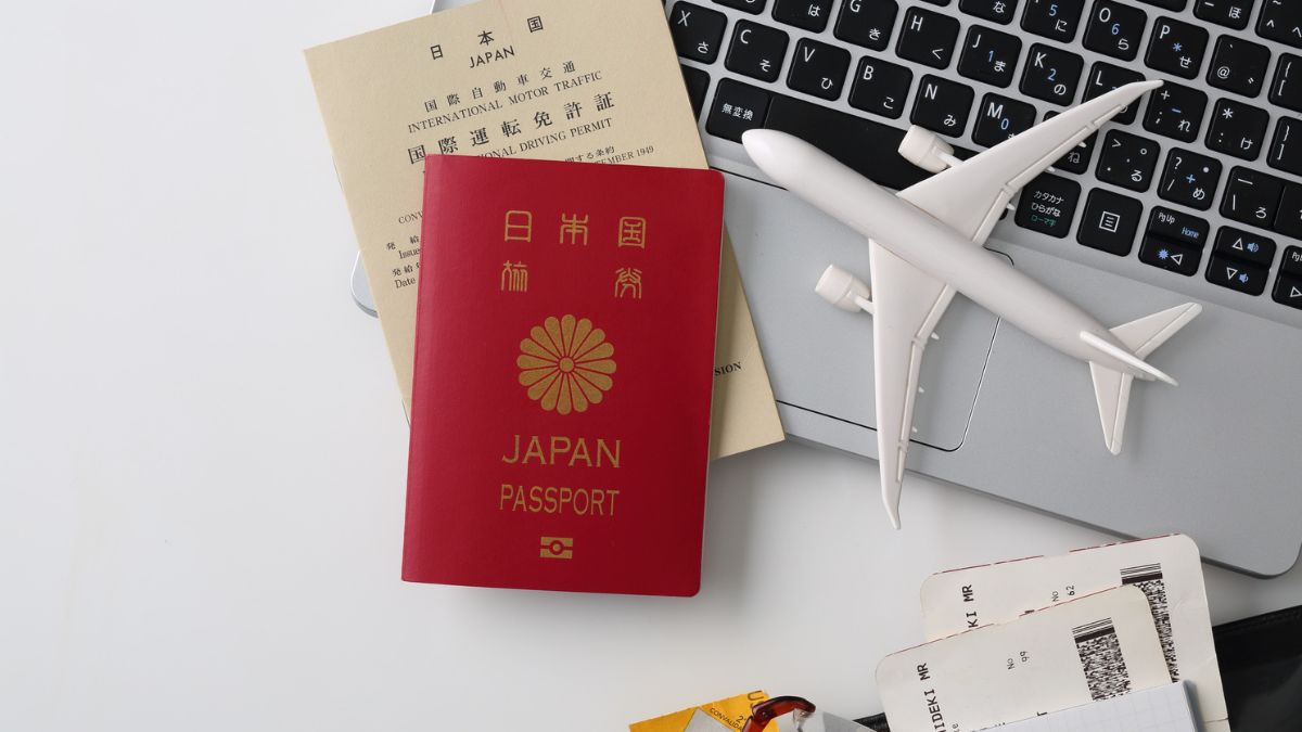 A praticidade de viajar com o sistema eletrônico pode custar caro ao bolso do turista. Entre a privacidade europeia e as exigências dos EUA, o brasileiro com dupla nacionalidade corre o risco de perder a isenção. Reprodução/Canvas