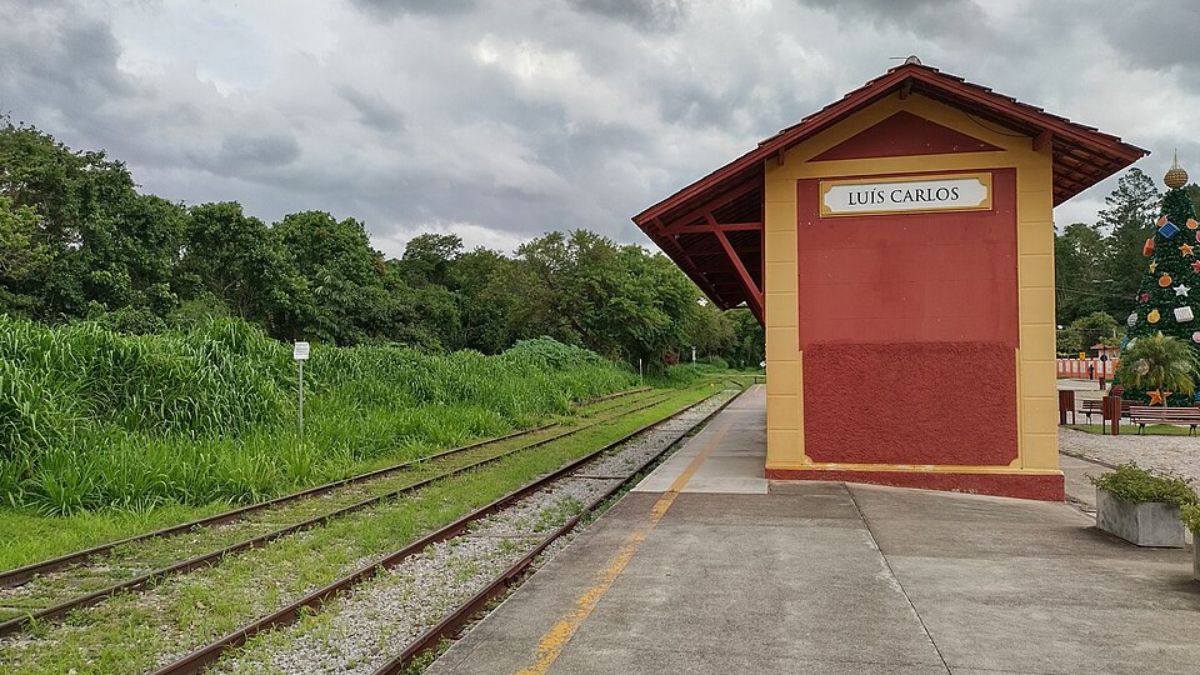 A Estação Luís Carlos preserva o clima das antigas vilas ferroviárias e é uma das paradas mais conhecidas do roteiro (Foto: Wikimedia Commons/Geogast)