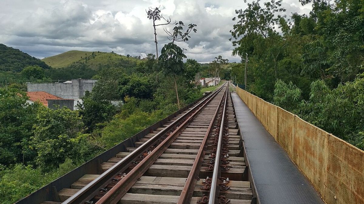 O pontilhão ferroviário sobre o Rio Paraíba do Sul reforça a ligação de Guararema com os trilhos e com a paisagem verde do Vale do Paraíba (Foto: Wikimedia Commons/Geogast)