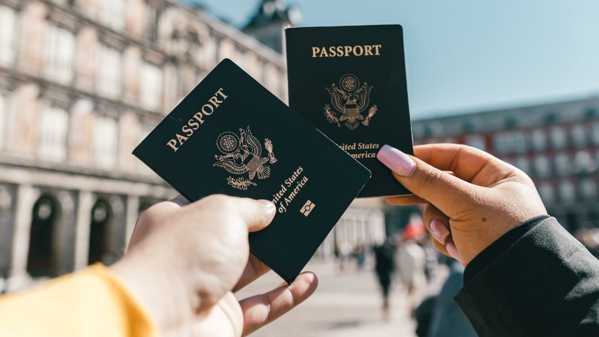 O rigor na triagem de segurança dos Estados Unidos está atingindo níveis inéditos. A exigência por dados detalhados coloca em xeque a permanência de países parceiros no programa de isenção de vistos. Reprodução/Canvas