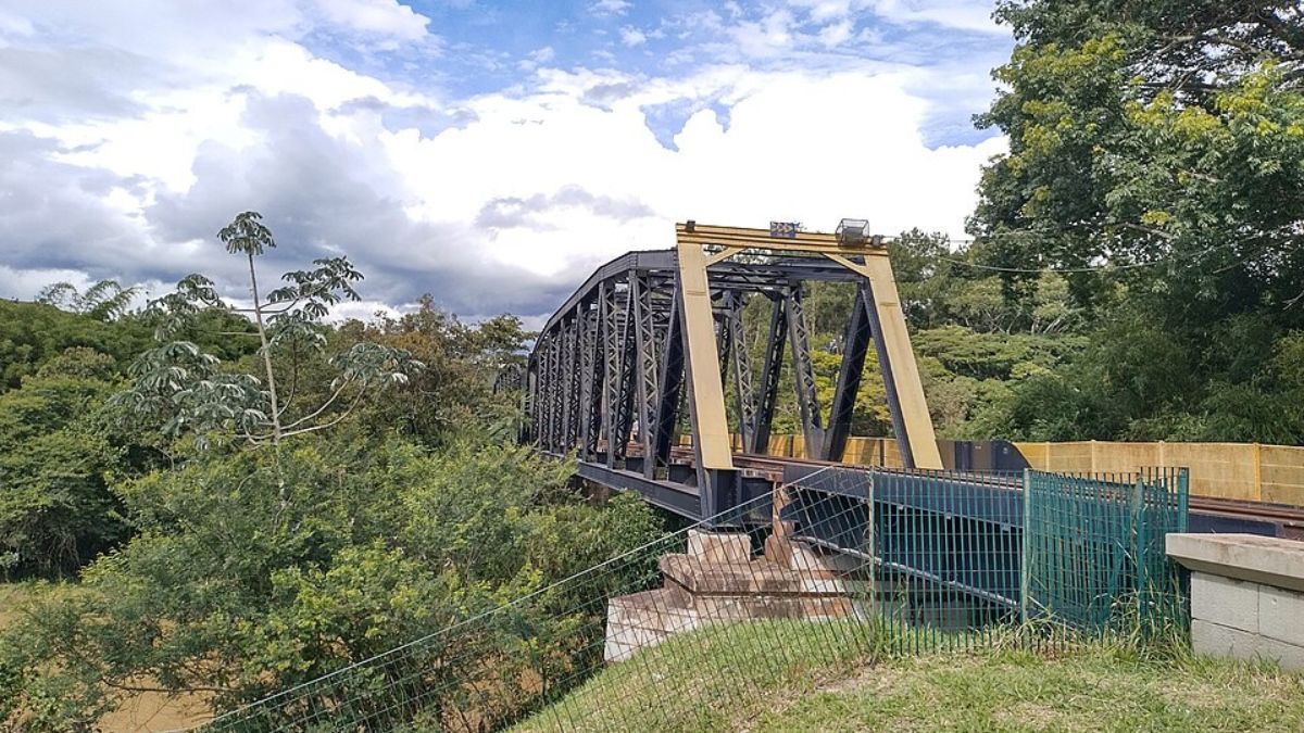 A ponte ferroviária atravessa um dos rios mais importantes do Sudeste e reforça o cenário histórico da cidade (Foto: Wikimedia Commons/Geogast)
