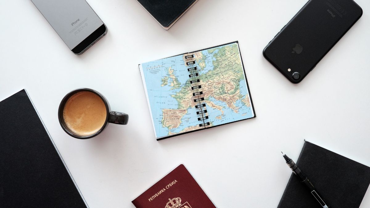 O planejamento de viagens pelo continente europeu agora inclui um novo fator de risco. O impasse entre Bruxelas e Washington sobre privacidade de dados afeta diretamente o roteiro de férias dos brasileiros. Reprodução/Canvas