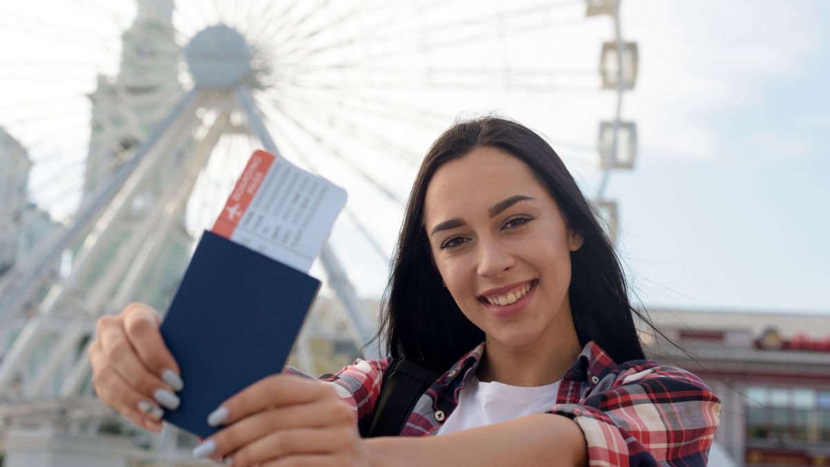 A tranquilidade de viajar sem enfrentar entrevistas consulares está com os dias contados. O prazo de 2026 marca o limite para que o passaporte europeu continue sendo uma via rápida para o território americano. Reprodução/Canvas