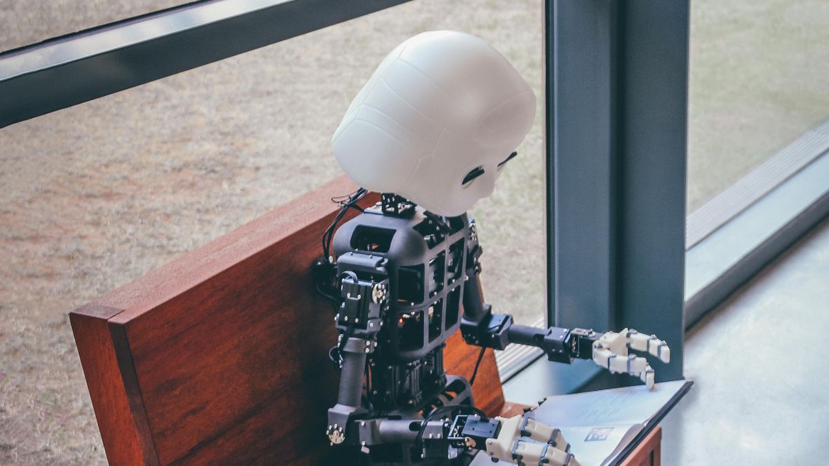 Robôs deixam de ser apenas máquinas industriais e começam a aparecer em espaços pensados para interação com o público (Foto: Pexels)