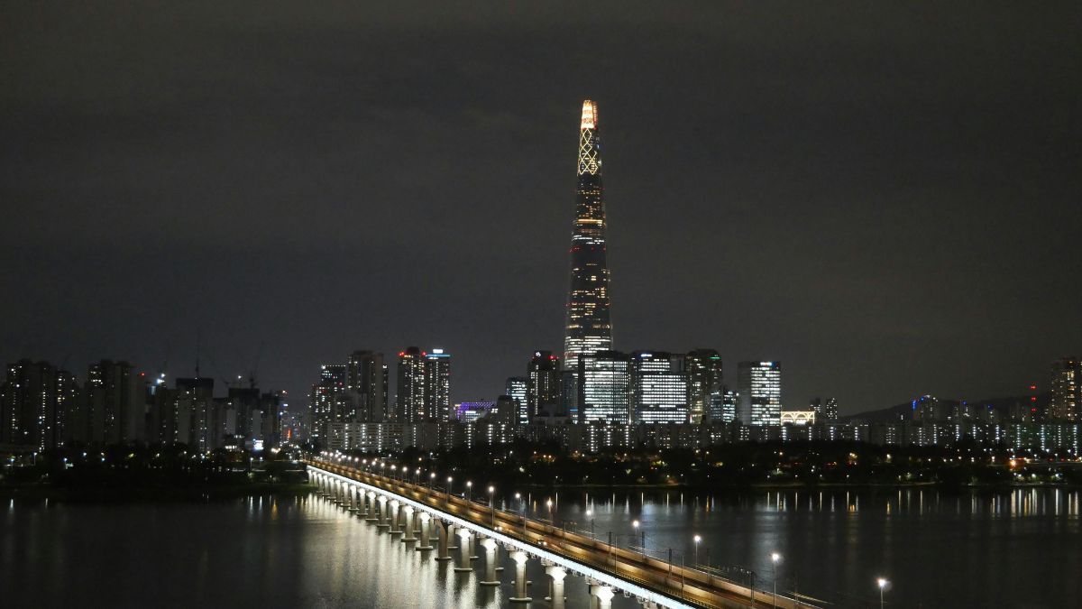 A paisagem noturna de Seul reforça o contraste entre arquitetura moderna e novas experiências de entretenimento (Foto: Pexels)