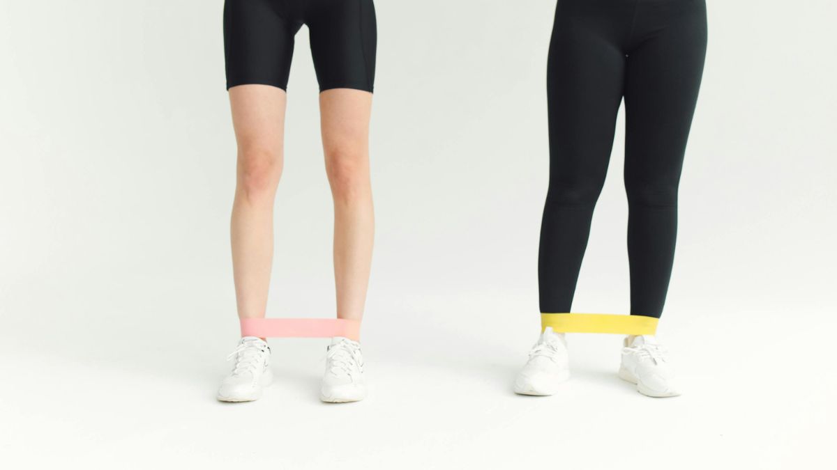 Elásticos criam resistência progressiva e ajudam a trabalhar diferentes grupos musculares (Foto: Pexels)