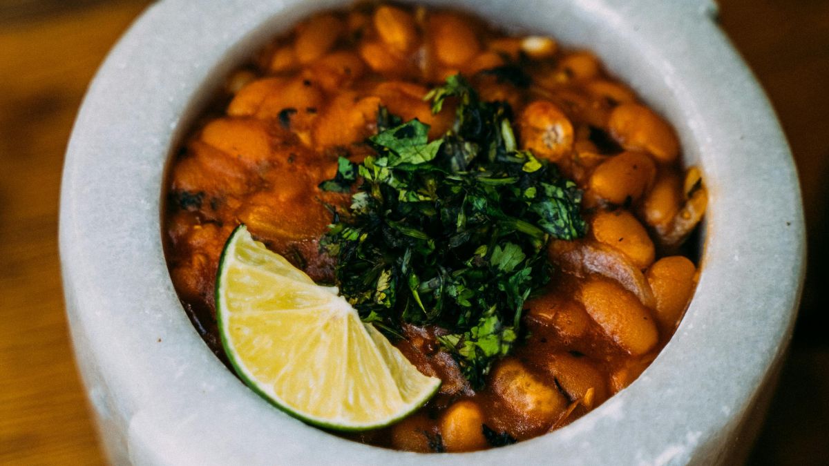 A variedade de cores mostra como diferentes tipos de feijão podem ter textura, tempo de cozimento e usos culinários distintos (Foto: Pexels)