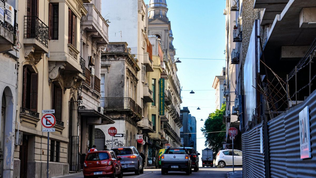 A Ciudad Vieja concentra parte da história de Montevidéu e mostra outra camada da capital que aparece por trás dos rankings de qualidade de vida (Foto: Pexels)