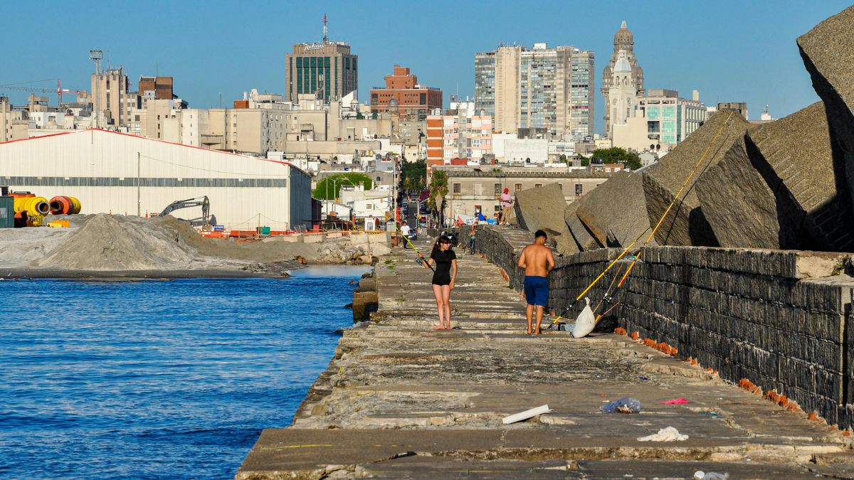 Cenas de lazer simples, como a pesca à beira do rio, ajudam a construir a imagem de qualidade de vida associada à capital uruguaia (Foto: Pexels)