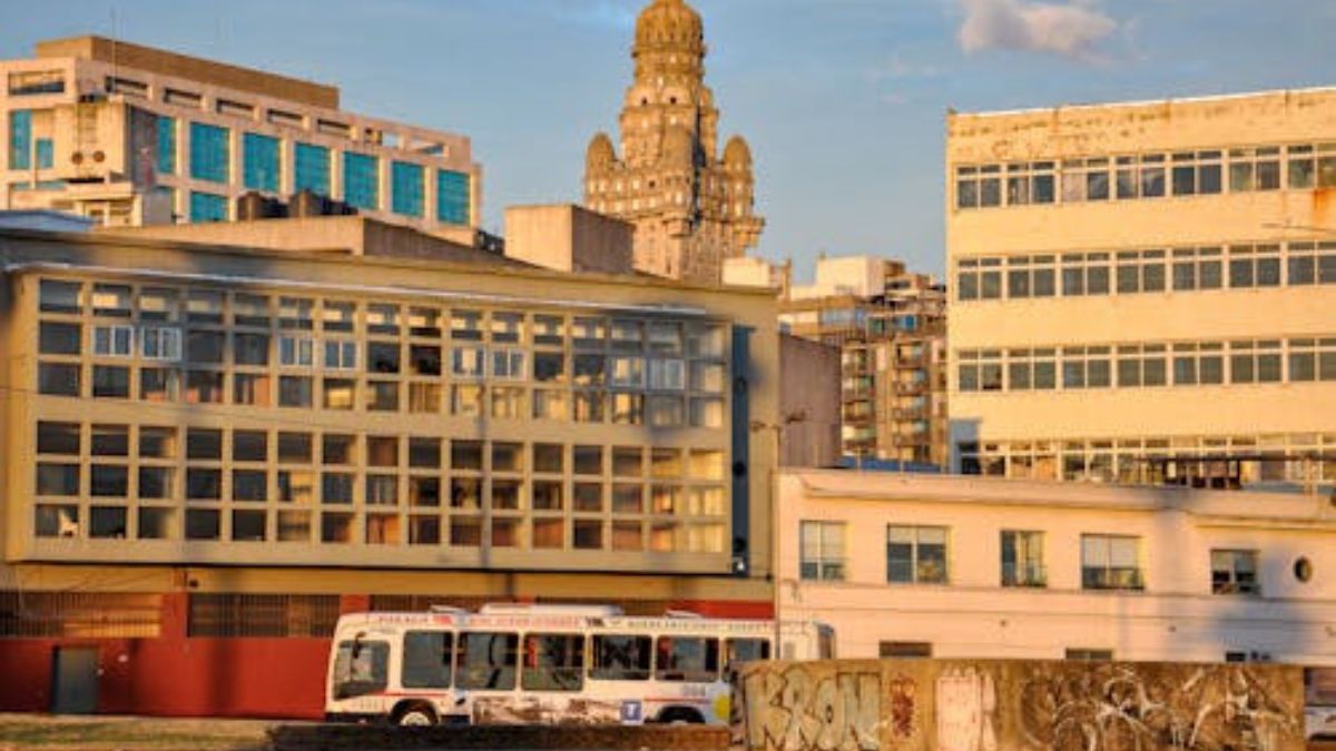 A arquitetura monumental de Montevidéu mostra como a capital uruguaia preserva símbolos históricos em meio à vida cotidiana (Foto: Pexels)