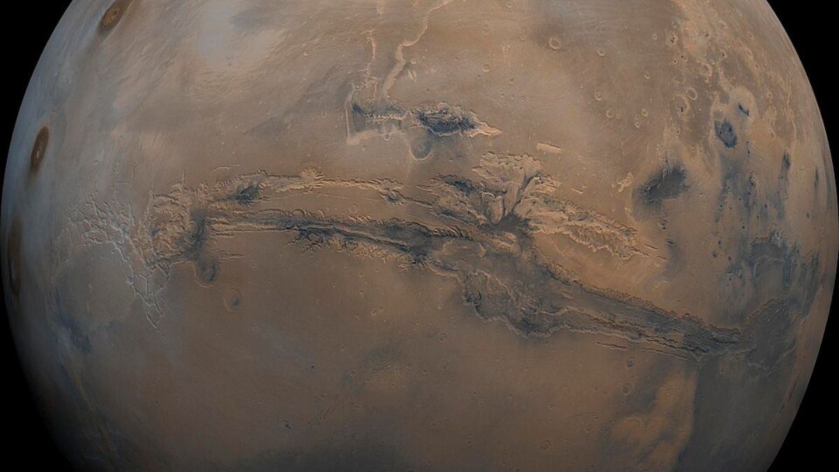 Mesmo parecendo brilhante e tranquilo no céu, Vênus tem uma superfície extrema e marcada por intensa atividade geológica (Foto: NASA)