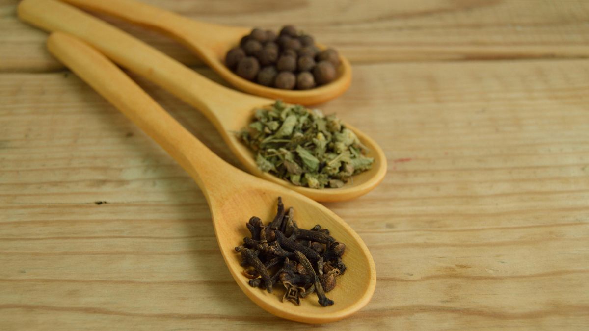 Depois de seco, o botão floral ganha a cor escura e o perfume intenso que tornaram o cravo-da-índia famoso em doces, chás e caldas (Foto: Pexels)