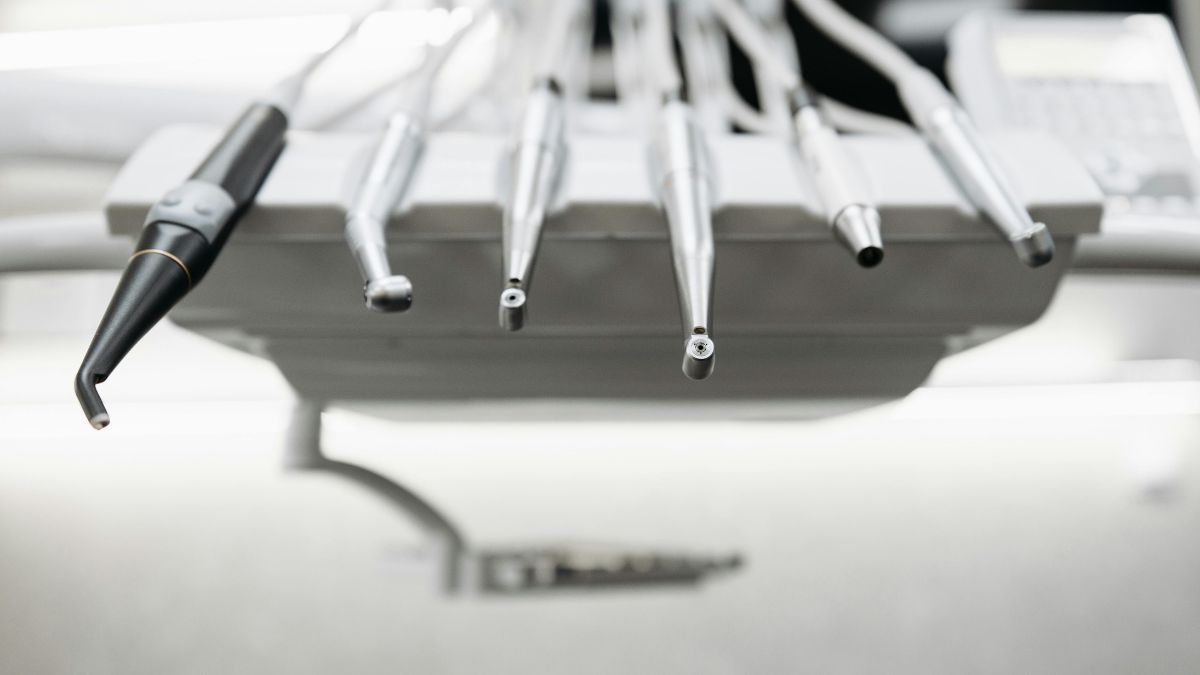 Instrumentos modernos ajudam a contrastar a odontologia atual com as soluções improvisadas usadas no passado F(Foto: Pexels)