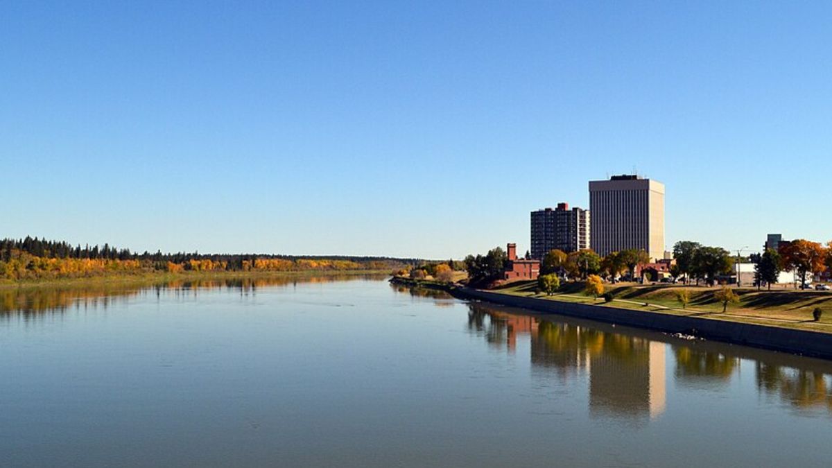 O rio North Saskatchewan corta uma região central para entender deslocamentos, travessias e ocupações humanas antigas no Canadá (Foto: Wikimedia Commons/Carolyn Carleton)