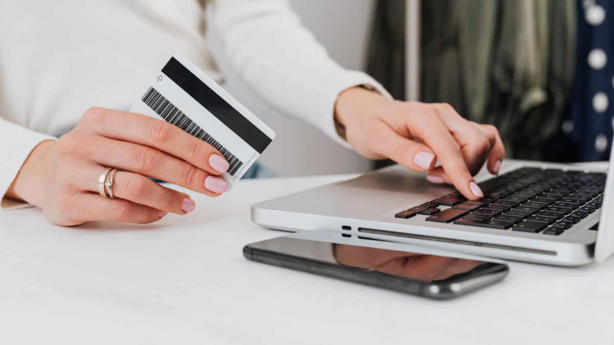 Consumidores devem acessar os canais oficiais dos bancos para conferir a elegibilidade dos seus débitos. Reprodução/Canvas