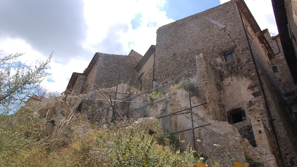 Santo Stefano di Sessanio fica em Abruzzo e aparece como exemplo de vila pequena que tenta atrair novos moradores para preservar sua comunidade (Foto: Wikimedia Communs/Raboe001)