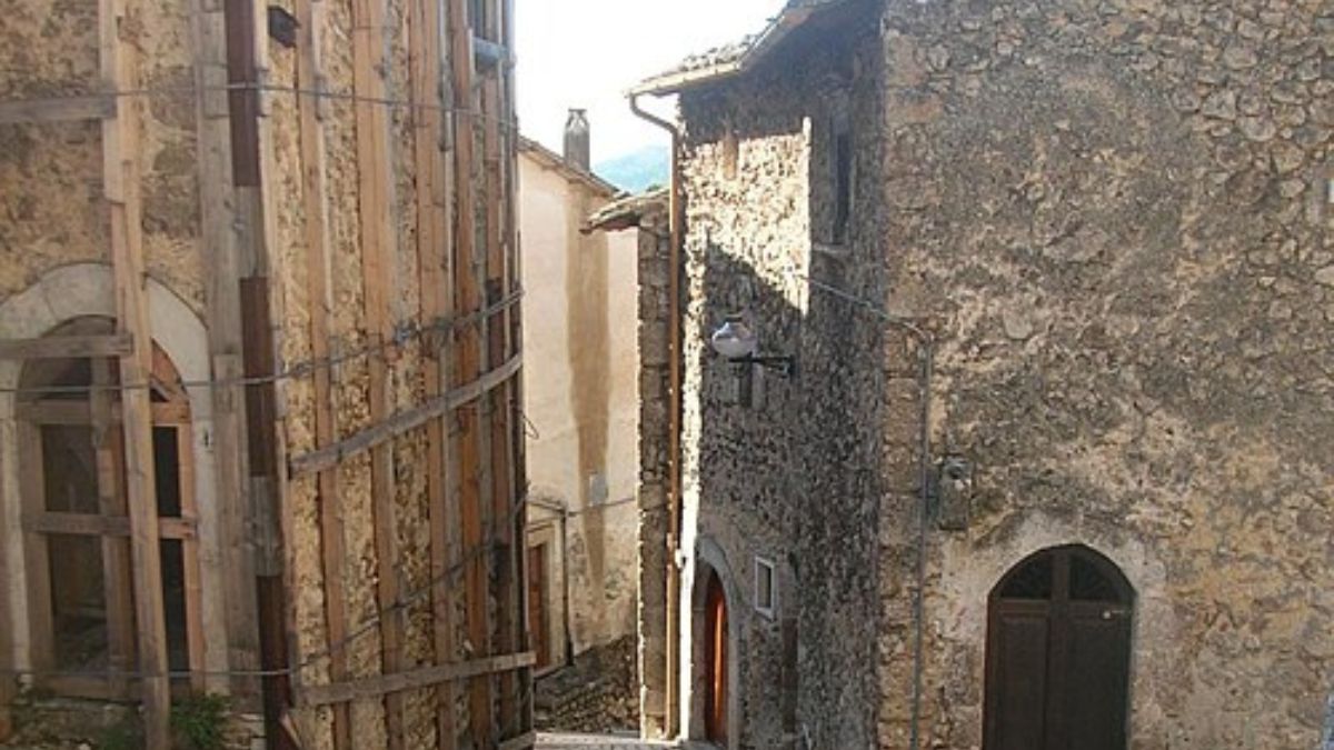 Becos assim são parte do charme das aldeias medievais, mas também indicam uma rotina bem diferente da vida em grandes cidades (Foto: Wikimedia Commons/Caravita81)