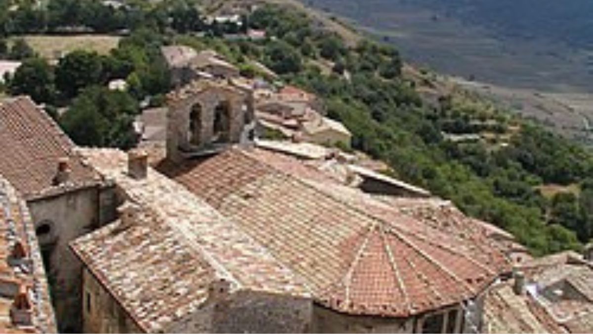 As construções antigas mostram como a paisagem local mistura patrimônio histórico, vida rural e isolamento nas montanhas italianas (Foto: Wikimedia Commons/Raboe001)