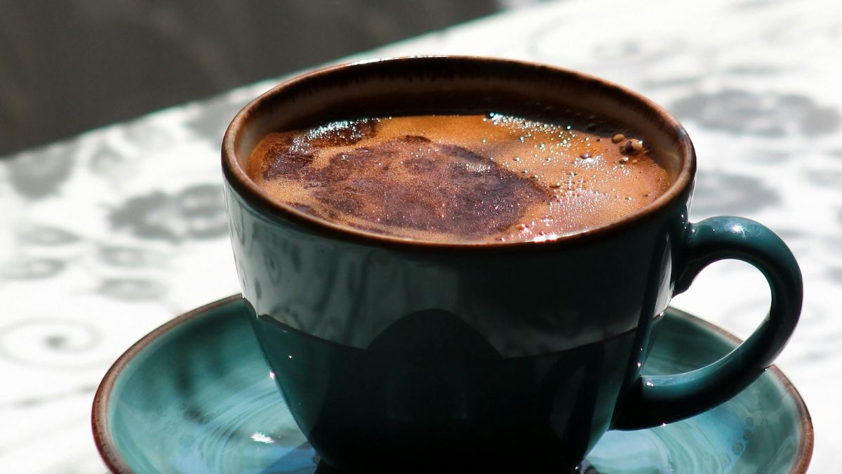 O hábito diário de tomar café pode sentir os efeitos de fatores que acontecem muito antes da bebida chegar à mesa (Foto: Pexels)