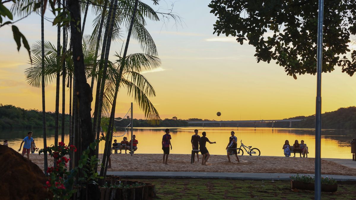 O cenário combina faixa de areia, água doce e estrutura urbana, uma marca das praias lacustres de Palmas (Foto: Prefeitura de Palmas)