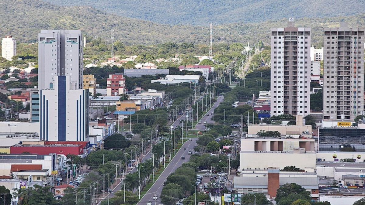 Além da orla, Palmas chama atenção pelo traçado planejado e por avenidas largas que marcam a paisagem urbana (Foto: Wikimedia Commons/Anurb01)